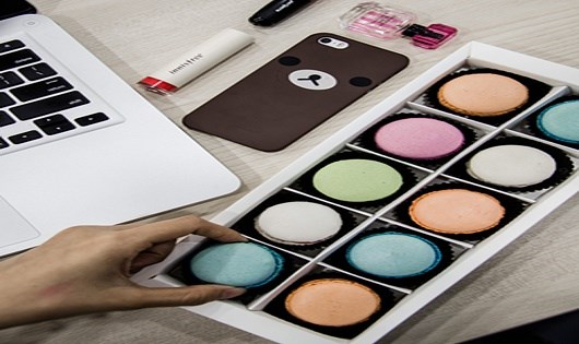 B&aacute;nh macaron &ldquo;giả&rdquo; phấn mắt, một loại qu&agrave; độc vừa xuất hiện dịp 8/3 năm nay.