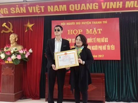 B&agrave; Dương Thị Thu Hương, gi&aacute;m đốc C&ocirc;ng ty Đầu tư thương mại v&agrave; x&acirc;y lắm Thi&ecirc;n Thai tặng qu&agrave; trị gi&aacute; 10 triệu đồng cho hội vi&ecirc;n Hội người m&ugrave; huyện Thanh Tr&igrave;.