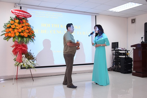 Phần thi h&aacute;t đem lại nhiều cảm x&uacute;c đặc biệt trong buổi lễ.