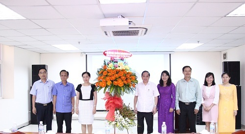 L&atilde;nh đạo vui vẻ ch&uacute;c buổi lễ diễn ra tốt đẹp, thắt chặt t&igrave;nh đo&agrave;n kết.