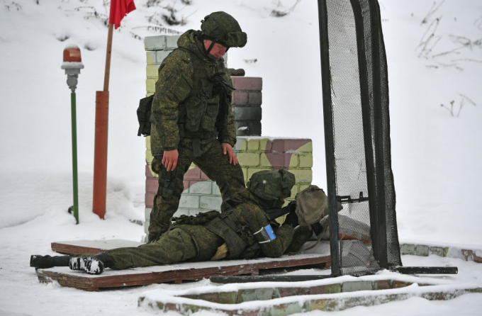 Trong khi một nữ qu&acirc;n nh&acirc;n kh&aacute;c đang tham gia phần thi bắn s&uacute;ng.