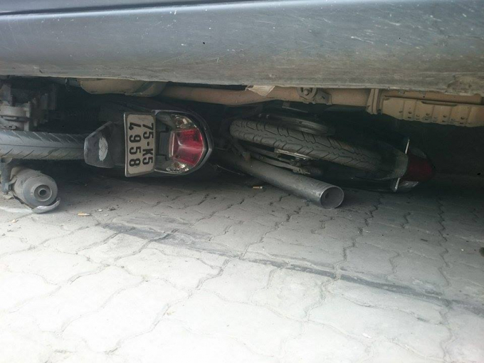 Vụ tai nạn khiến &ocirc; t&ocirc; v&agrave; nhiều chiếc xe m&aacute;y hư hỏng nặng.