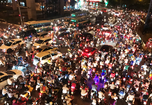 Cửa ng&otilde; S&agrave;i G&ograve;n &ugrave;n ứ nghi&ecirc;m trọng chiều tối ng&agrave;y lễ 8/3