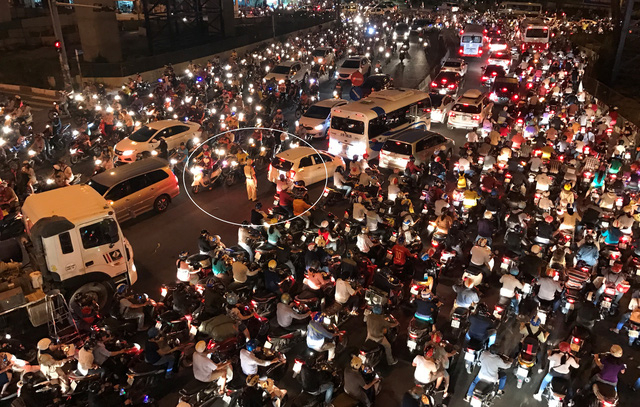 Lực lượng CSGT, TNXP... tất bật điều tiết, ph&acirc;n luồng, giải toả giao th&ocirc;ng.