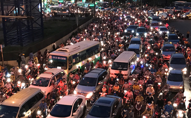 &Ugrave;n ứ nghi&ecirc;m trọng ở cửa ng&otilde; ph&iacute;a Đ&ocirc;ng S&agrave;i G&ograve;n tr&ecirc;n Xa lộ H&agrave; Nội chiều tối 8/3.