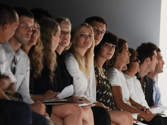 Ivanka sau đ&oacute; tốt nghiệp Đại học Pennsylvania loại giỏi, chuy&ecirc;n ng&agrave;nh kinh tế. C&ocirc; gặp chồng - Jared Kushner năm 2005 v&agrave; kết h&ocirc;n năm 2009. Kushner cũng xuất th&acirc;n từ một gia đ&igrave;nh t&agrave;i phiệt bất động sản.