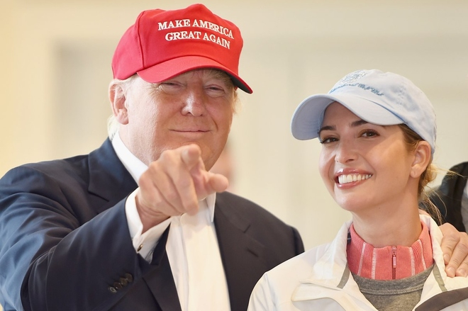Ivanka kh&aacute; th&acirc;n thiết với cha m&igrave;nh. Khi c&ograve;n nhỏ, &ocirc;ng Trump thường xuy&ecirc;n khoe c&aacute;c gi&aacute;m đốc kh&aacute;c về sự th&ocirc;ng minh của Ivanka. &Ocirc;ng cũng chưa bao giờ bỏ qua c&aacute;c cuộc điện thoại của Ivanka.