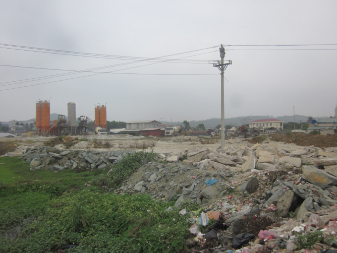 Trạm trộn b&ecirc; t&ocirc;ng của C&ocirc;ng ty Ph&uacute;c Thịnh đặt ngay cạnh QL1A v&agrave; tuyến đường sắt Bắc Nam. Ảnh: Nguyệt Chi.