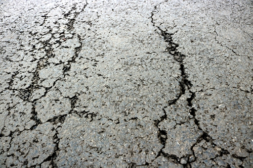 Một điểm mặt đường bị rạn nứt, phập phồng mỗi khi &ocirc;t&ocirc; chạy qua. Ảnh:&nbsp;Giang Chinh