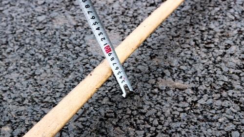 Một điểm kh&aacute;c ở vị tr&iacute; giữa đường bị l&uacute;n s&acirc;u&nbsp;6 cm. Ảnh:&nbsp;Giang Chinh