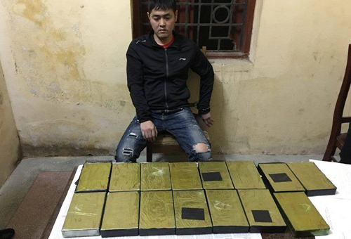 Th&aacute;i Anh c&ugrave;ng tang vật tại cơ quan c&ocirc;ng an.