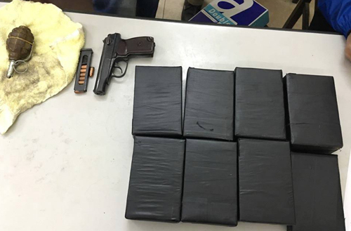 S&uacute;ng K59 v&agrave; lựu đạn bị&nbsp;c&ocirc;ng an thu giữ.&nbsp;