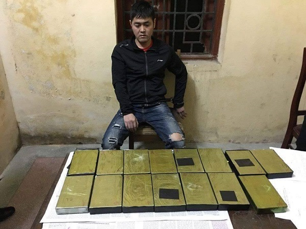 Đối tượng c&ugrave;ng tang vật tại cơ quan điều tra.