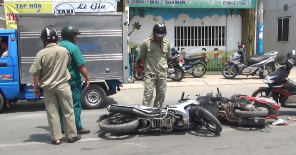 Bình Dương: 15 tuổi lái xe gây tai nạn, 2 người nguy kịch