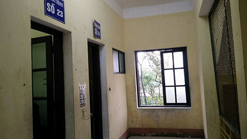 Cửa sổ nơi b&eacute; &Aacute;nh Huyền gặp nạn. (Ảnh:&nbsp;Lam Sơn)