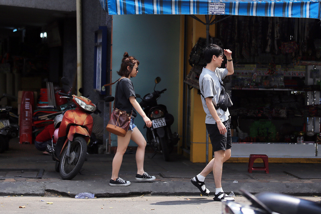 Tr&ecirc;n đường Trần Ph&uacute; (song song với đường Bạch Đằng), nhiều du kh&aacute;ch kh&aacute; vất vả di chuyển do một số đoạn phần vỉa h&egrave; d&agrave;nh cho người đi bộ qu&aacute; nhỏ, nhiểu phương tiện lấn chiếm.