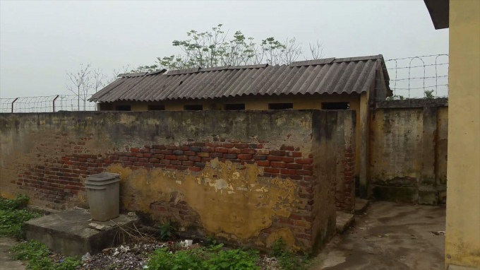 Khu nh&agrave; vệ sinh d&agrave;nh cho học sinh, nơi xảy ra vụ b&eacute; P. bị kẻ lạ mặt x&acirc;m hại. (Ảnh: Huy Trung)