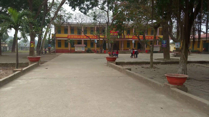 Người lạ c&oacute; thể tự do v&agrave;o trường nhưng kh&ocirc;ng thấy ai ra hỏi han... (Ảnh: Huy Trung)