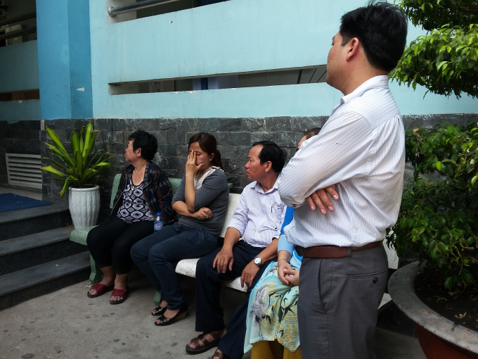 L&atilde;nh đạo UBND phường B&igrave;nh Chiểu c&oacute; mặt động vi&ecirc;n gia đ&igrave;nh c&aacute;c nạn nh&acirc;n.