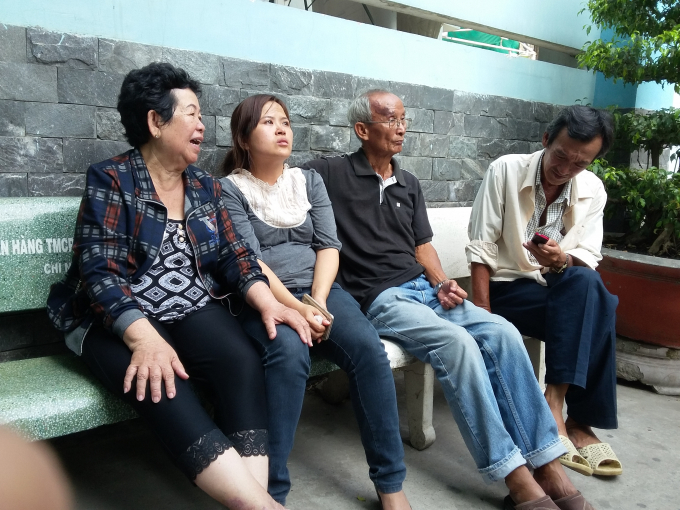 Người th&acirc;n nạn nh&acirc;n Lư Gia Kỳ thẩn thờ trước ph&ograve;ng cấp cứu.