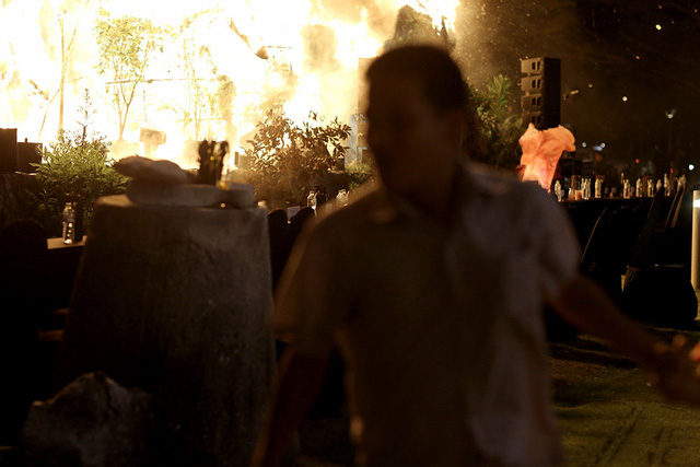 Đ&aacute;m ch&aacute;y bất ngờ khiến mọi người hoảng loạn.