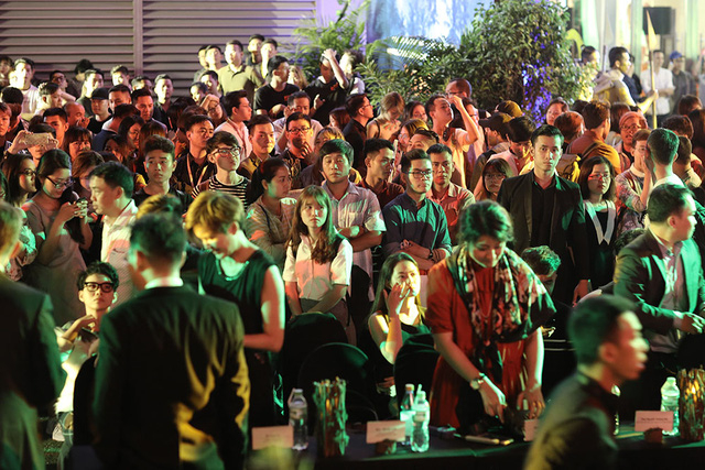 D&agrave;n nghệ sĩ v&agrave; người d&acirc;n nhanh ch&oacute;ng tản ra khỏi hiện trường.