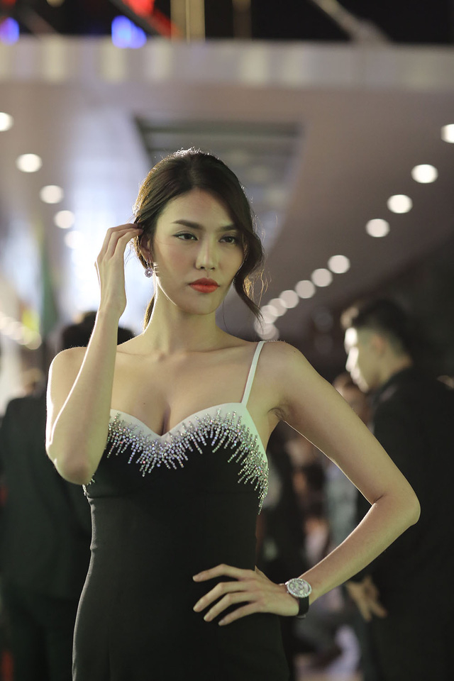 Lan Khu&ecirc; diện đầm hai d&acirc;y gợi cảm.