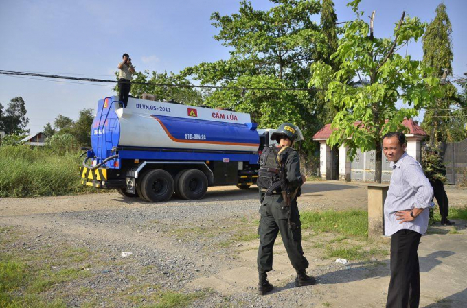 Một chiếc xe bồn bị