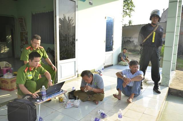 Lực lượng C&ocirc;ng an đang lấy lời khai những người li&ecirc;n quan.