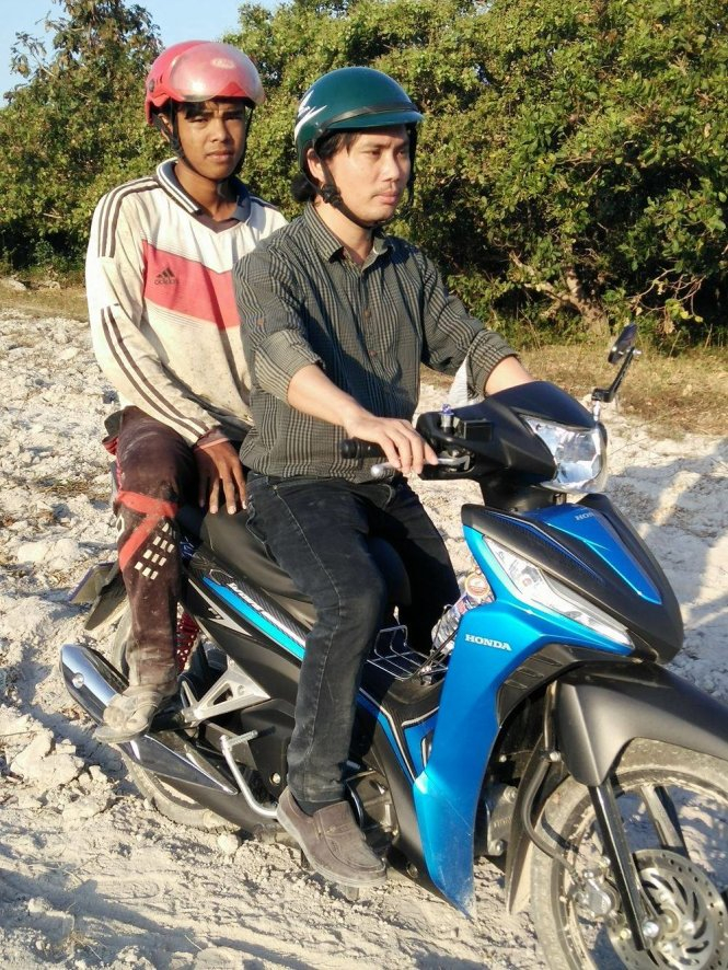 Thầy Dậu chở học sinh G&ocirc;l trở về trường từ rẫy. - (Ảnh: T.B.D).