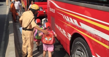 TPHCM: CSGT dỗ dành 40 trẻ mầm non sau sự cố tai nạn