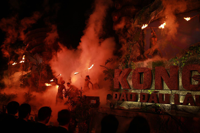 Ngay khi c&aacute;c vũ c&ocirc;ng vừa biểu diễn m&uacute;a lửa mở m&agrave;n vừa bước v&agrave;o. (Ảnh: Phạm Thế Đ&ocirc;ng)