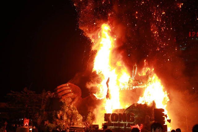 V&agrave; MC H&agrave; Anh bước ra s&acirc;n khấu giới thiệu th&igrave; s&acirc;n khấu Kong: Skull Island b&ugrave;ng ch&aacute;y dữ dội. (Ảnh: Phạm Thế Đ&ocirc;ng)