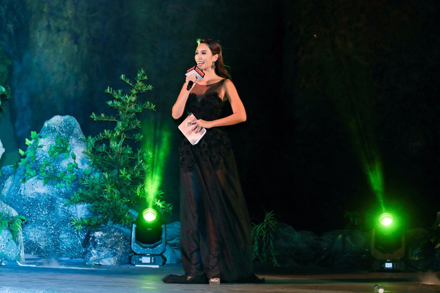 H&agrave; Anh kh&aacute; hoảng hốt khi ph&aacute;t hiện đ&aacute;m ch&aacute;y tr&ecirc;n s&acirc;n khấu. (Ảnh: HA)