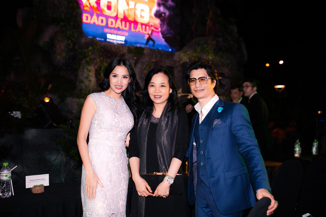 Vợ chồng Dustin Nguyễn - Bebe Phạm chụp ảnh c&ugrave;ng b&agrave; Ng&ocirc; Phương Lan, Cục trưởng Cục Điện ảnh trước khi xảy ra sự cố. (Ảnh: Phạm Thế Đ&ocirc;ng)