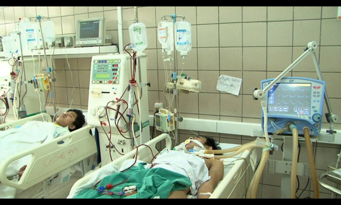 &nbsp;Tất cả đều c&oacute; chỉ định lọc m&aacute;u để thải trừ methanol, toan chuyển h&oacute;a nặng, trong đ&oacute; c&oacute; 3 bệnh nh&acirc;n đang trong t&igrave;nh trạng h&ocirc;n m&ecirc; s&acirc;u, phải thở m&aacute;y.