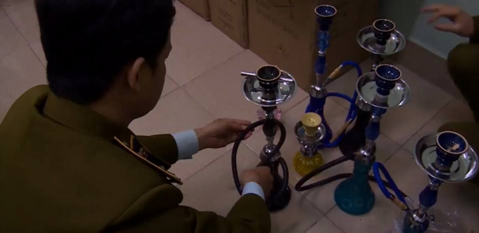 Lực lượng chức năng kiểm đếm h&agrave;ng h&oacute;a vi phạm.