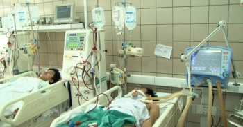 Hà Nội: 7 sinh viên nhập viện vì uống rượu chứa methanol