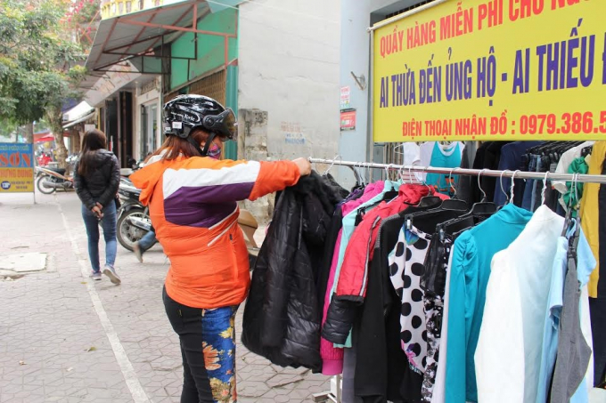 Người d&acirc;n c&oacute; thể tới quầy h&agrave;ng để tặng, lựa chọn hoặc trao đổi quần &aacute;o&hellip;