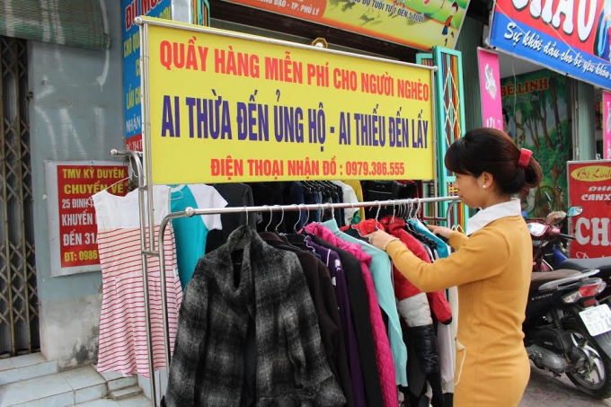 &nbsp;&nbsp;Chị Minh Luyện đang sắp xếp lại quần &aacute;o.