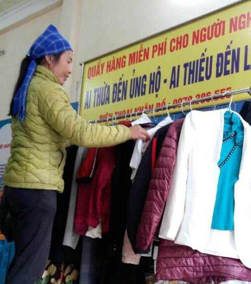 Nhiều người đ&atilde; đến quầy h&agrave;ng vừa chọn cho m&igrave;nh những chiếc &aacute;o, quần ph&ugrave; hợp.