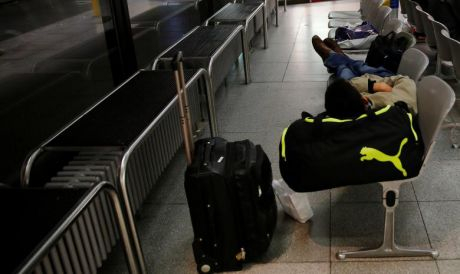 H&agrave;nh kh&aacute;ch bị mắc kẹt tại s&acirc;n bay. (Ảnh: Reuters)