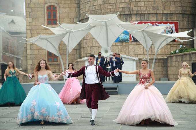 B&agrave; N&agrave; Hills ch&agrave;o đ&oacute;n du kh&aacute;ch bằng lễ hội Carnival rực rỡ sắc m&agrave;u. Giữa kh&ocirc;ng gian đậm chất Ch&acirc;u &Acirc;u cổ k&iacute;nh, những t&ograve;a l&acirc;u đ&agrave;i nguy nga tr&aacute;ng lệ, những n&agrave;ng c&ocirc;ng ch&uacute;a kiều diễm s&aacute;nh bước c&ugrave;ng c&aacute;c ch&agrave;ng ho&agrave;ng tử đẹp trai trong những điệu nhảy Valse quyến rũ, đưa du kh&aacute;ch bước v&agrave;o thế giới cổ t&iacute;ch diệu kỳ.