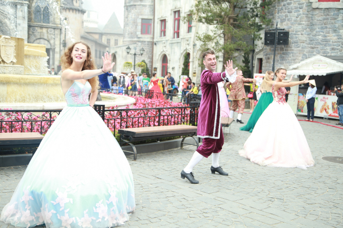 C&aacute;c vũ c&ocirc;ng Ch&acirc;u &Acirc;u d&agrave;nh tặng du kh&aacute;ch những m&agrave;n tr&igrave;nh diễn carnival độc đ&aacute;o, mới lạ&hellip;