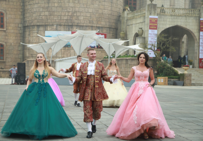 Khi l&agrave; thơ b&eacute; ai cũng đ&atilde; từng mơ ước ngắm nh&igrave;n, vui đ&ugrave;a c&ugrave;ng những c&ocirc;ng ch&uacute;a xinh đẹp, những ch&agrave;ng ho&agrave;ng tử h&agrave;o hoa bước ra từ c&acirc;u truyện cổ t&iacute;ch&hellip;.B&agrave; N&agrave; Hills đ&atilde; biến ước mơ đ&oacute; th&agrave;nh hiện thực.