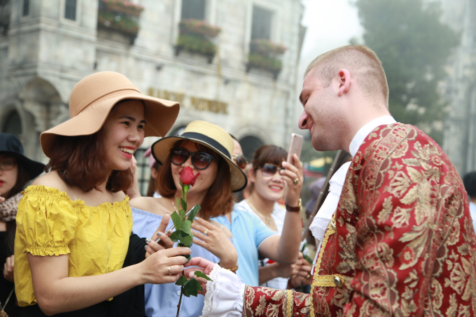 Khi đang &ldquo;phi&ecirc;u&rdquo; c&ugrave;ng thanh &acirc;m v&agrave; vũ kh&uacute;c, nhiều du kh&aacute;ch nữ c&ograve;n bất ngờ được nhận những đ&oacute;a hồng tươi xinh, những nụ cười hồn hậu từ c&aacute;c ch&agrave;ng trai Ch&acirc;u &Acirc;u. Ai cũng c&oacute; qu&agrave;, từ người gi&agrave; tới trẻ nhỏ. Từ những nữ du kh&aacute;ch đi chơi c&ugrave;ng nhau&hellip;.