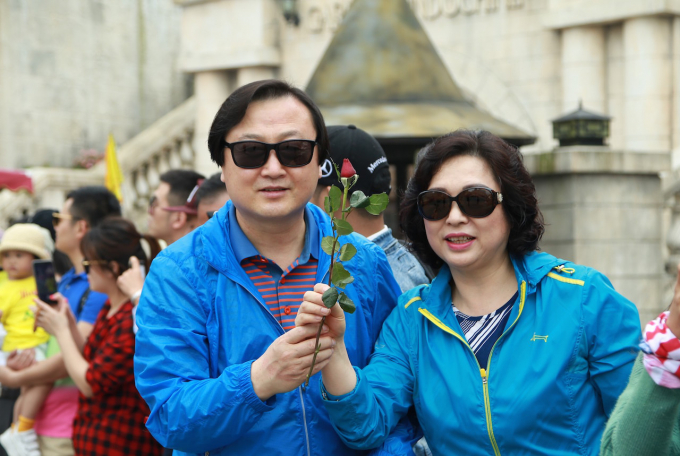 &hellip;Cho tới những nữ kh&aacute;ch đi du lịch c&ugrave;ng chồng. Du kh&aacute;ch Kim Bok Joo đến từ H&agrave;n Quốc x&uacute;c động chia sẻ :&ldquo;T&ocirc;i đ&atilde; c&oacute; những khoảnh khắc thật đặc biệt. Nơi đ&acirc;y mang lại cho ch&uacute;ng t&ocirc;i sự th&acirc;n thiện, ấm &aacute;p. B&agrave; N&agrave; qu&aacute; đẹp v&agrave; qu&aacute; vui. T&ocirc;i đ&atilde; thăm vườn hoa Le Jardin D&rsquo;Amour, chụp rất nhiều ảnh v&agrave; c&ograve;n chơi nhiều tr&ograve; chơi ở Fantasy Park, cảm gi&aacute;c như tuổi thanh xu&acirc;n trở lại (cười lớn)