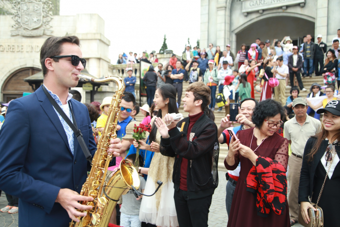 Kh&ocirc;ng kh&oacute; để nhận ra nam ca sĩ &ldquo;Minh x&ugrave;&rdquo; cũng đang nh&uacute;n nhảy trong điệu nhạc c&ugrave;ng bạn g&aacute;i xinh đẹp. Quả thực, những vũ điệu carnival s&ocirc;i động giữa kh&ocirc;ng gian Ch&acirc;u &Acirc;u cổ k&iacute;nh, l&atilde;ng mạn, đ&atilde; chạm tới x&uacute;c cảm của rất nhiều du kh&aacute;ch&nbsp;