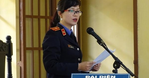 Tại tòa, Kiểm sát viên không được nói ngọng, nói lắp, cáu gắt, nóng giận