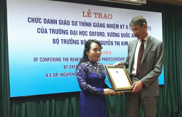 Bộ trưởng Bộ Y tế được trao danh hiệu Gi&aacute;o sư thỉnh giảng lần 2 tại Đại học Oxford danh tiếng của Vương quốc Anh. Ảnh: H.Hải